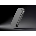 Batería externa ecológica con cable retráctil 45W 20.000 mAh color negro vista de ambiente