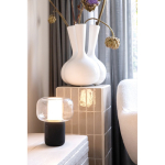 Lámpara ecológica con altavoz portátil y BT 5.3 10W 2.000 mAh color negro vista de ambiente