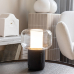 Lámpara ecológica con altavoz portátil y BT 5.3 10W 2.000 mAh color negro vista de ambiente 3