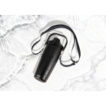 Botella térmica de acero inoxidable reciclado con cordón 600ml color negro vista de ambiente