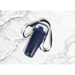 Botella térmica de acero inoxidable reciclado con cordón 600ml color azul marino vista de ambiente