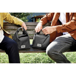 Bolsa térmica enrollable hermética y ecológica Black & Blum 6.7L color negro vista de ambiente 4