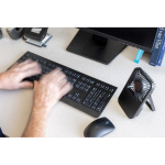 Ventilador de escritorio recargable con 3 velocidades 5W 1.200 mAh color negro vista de ambiente