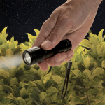 Linterna recargable ecológica compacta con cuerda 1W 500 mAh color negro vista de ambiente