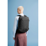 Mochila urbana delgada para portátil y capacidad 15L Bobby Air 16” color negro vista de ambiente 4