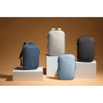 Mochila urbana delgada para portátil y capacidad 15L Bobby Air 16” color azul vista de ambiente