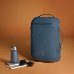 Mochila urbana delgada para portátil y capacidad 15L Bobby Air 16” color azul marino vista de ambiente 2