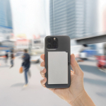 Tarjetero magnético de aluminio para móvil con bloqueo RFID color plateado vista de ambiente