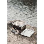 Fiambrera de acero inoxidable reciclado con correa elástica 750ml color negro vista de ambiente 2