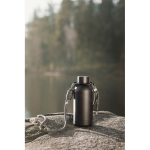 Botella térmica de acero inoxidable reciclado con cuerda 400ml color negro vista de ambiente