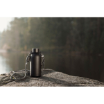 Botella térmica de acero inoxidable reciclado con cuerda 400ml color negro vista de ambiente 4