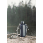 Botella térmica de acero inoxidable reciclado con cuerda 400ml color azul marino vista de ambiente