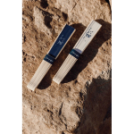 Abanico portátil de bambú con mensaje ‘’Out of the office’’ color blanco vista de ambiente 2