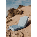 Silla de playa portátil plegable de poliéster con 6 reclinaciones color azul claro vista de ambiente