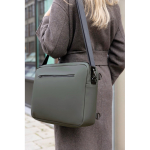 Mochila convertible 2 en 1 de poliéster reciclado para portátil 15” color verde vista de ambiente 4