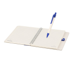 Libreta cartón reciclado con bolígrafo tinta azul y hojas a rayas A5 tercera vista