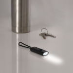 Linterna de aluminio reciclado con 3 LEDs y asa silicona vista de ambiente