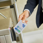 Lanyard extensible con portatarjetas rígido y cuerda de 70cm quinta vista