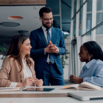 Auriculares traductores instantáneos con aplicación para móvil vista de ambiente