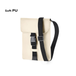 Bandolera de cuero sintético con bolsillo central y cierre hebilla