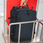 Mochila viajera multifunción para portátil 15” con bolsillos antirrobo vista de ambiente