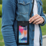 Bandolera de piel sintética con pantalla transparente y uso táctil vista de ambiente