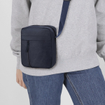 Bandolera de soft nylon con bolsillo frontal y cierre con cremallera