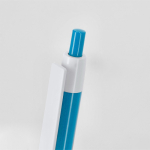 Bolígrafo de plástico reciclado con clip y sistema pulsador tinta azul cuarta vista