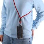 Lanyard porta móvil de poliéster RPET con cable de carga integrado vista de ambiente