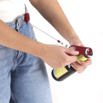 Abridor de botellas de acero con soporte retráctil y clip 65cm vista de ambiente