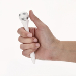 Bolígrafo antiestrés giratorio con diseño de balón fútbol tinta azul vista de ambiente