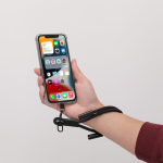 Muñequera de RPET con cable cargador y traspaso de datos 60W vista de ambiente