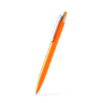 Bolígrafo con clip metálico y pulsador de bambú tinta azul color amarillo primera vista de uso