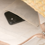 Bolsa de paja con forro de algodón y asas largas de piel sintética color natural vista detalle 1