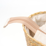 Bolsa de paja con forro de algodón y asas largas de piel sintética color natural vista detalle 2