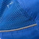Gorra deportiva con rejilla lateral y cinta reflectante 100 g/m2 color azul real vista detalle 1