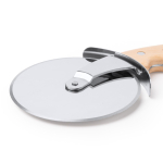 Cortador de pizza con mango ergonómico de madera y cortador de acero color natural vista detalle 1