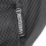 Mochila ecológica repelente al agua con bolsillos y cremallera 9” color negro vista detalle 3