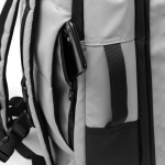 Mochila de viaje con compartimento antirrobo y rejilla 12” color gris vista detalle 6