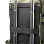 Mochila de viaje de gran capacidad con apertura 180º para portátil 15” color verde oscuro vista detalle 3