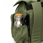 Mochila de nylon con compartimento amplio y cierre con cordón PC 15” color verde oscuro vista detalle 1