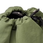 Mochila de nylon con compartimento amplio y cierre con cordón PC 15” color verde oscuro vista detalle 3