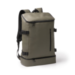 Mochila nevera de cuero sintético con interior isotérmico y apertura color verde oscuro primera vista de uso