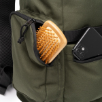 Mochila eco de viaje con apertura superior y bolsillo frontal 12” color verde oscuro vista detalle 1