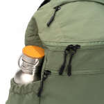 Mochila de nylon con bolsillos laterales para botellas 10” color verde oscuro vista detalle 1