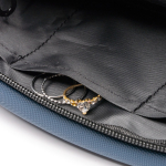 Neceser de piel sintética con doble compartimento y cierre cremallera color azul marino vista detalle 2