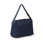 Nevera con tejido vaquero e interior isotérmico con asa con hebilla color azul vaquero primera vista de uso