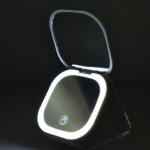 Espejo compacto con luz recargable y aumento doble ideal para viajes color blanco cuarta vista