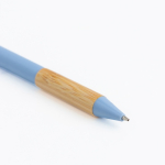 Bolígrafo con clip translúcido y agarre de bambú de tinta negra vista 2