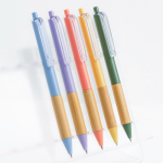 Bolígrafo con clip translúcido y agarre de bambú de tinta negra vista 4